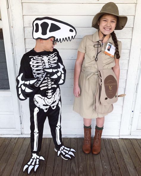 Dynamic duo costume idea! Paleontologist and her dinosaur fossil. Dinosaur Fossil Costume, Geologist Costume, Paleontologist Costume, Kendal Calling, Dynamic Duo Costumes, Crazy Friday, Teacher Dress, Dino Costume, Charlotte Rose