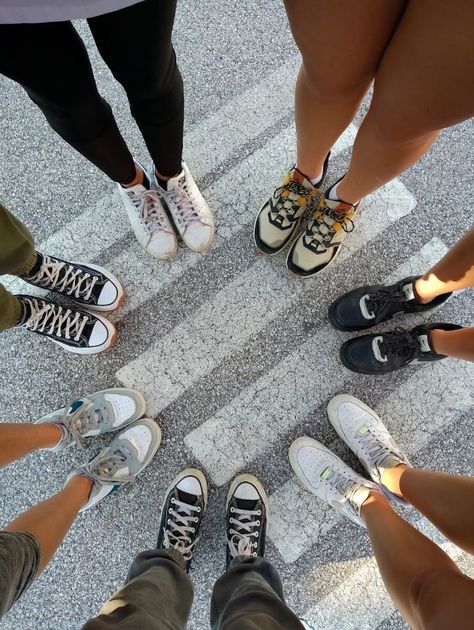 Friends, friends goals, besties, shoes 8friends Pictures, 6friends Pictures, Friend Group Of 7, 7 Friends Pictures, Butterfly Bones, 6 Friends, Friends Group Photo, People Holding Hands, Bff Stuff