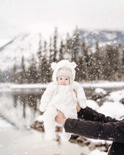 Snow photoshoot|newborn photography|baby photoshoots Winter Baby Photoshoot Ideas, Winter Baby Photoshoot, Baby Christmas Photography, Baby Photoshoot Ideas, Photoshoot Newborn, Christmas Baby Pictures, January Baby, Snow Photoshoot, Baby Christmas Photos