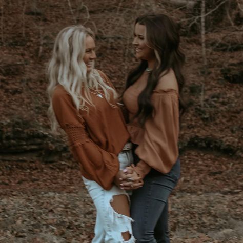 Fall Photo Shoot Best Friends, Fall Pictures With Best Friend, Western Best Friend Photoshoot, Western Best Friend Pictures, Fall Bff Photoshoot, Western Photoshoot Ideas, Leah Fish, Country Best Friends, Western Photo Shoots