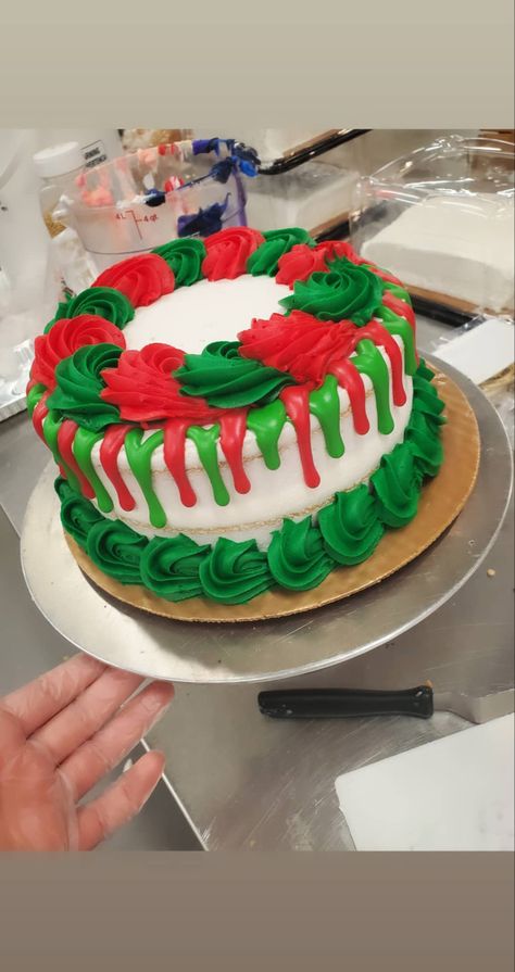 Christmas Cake Red And Green, Green And Red Cake, White Christmas Theme, Green Birthday Cakes, 2 Tier Cake, Green Sheets, New Year's Cake, Green Cake, Red And White Christmas