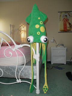 Heyyyy.   So in my last post published 5 seconds ago, I said I'll be making a tutorial on how to make the squid hat. Here it is! I apologize... Diy Squid, Squid Hat, Squid Costume, Diy Costumes Kids, Bazaar Ideas, Hat Tutorial, Hat Patterns To Sew, Learn Crafts, Animal Hats