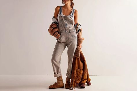 Hailey Bieber Wore a $2,800 Coat With $45 Denim Overalls From Amazon Free People Outfits Fall, Overalls Outfit Winter, Overalls Outfits, Free People Overalls, Jean Short Overalls, Long Jean Shorts, Vintage Overalls, Overall Outfit, Overalls Outfit