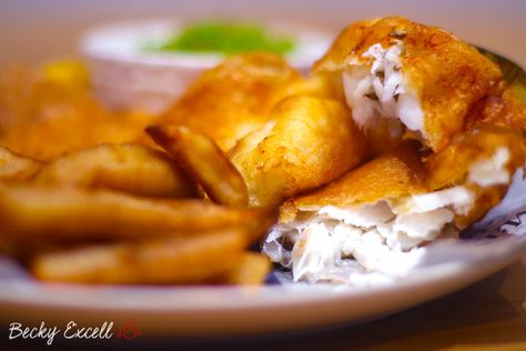 Gluten free beer battered fish and chips recipe (dairy free, low FODMAP) Gluten Free Beer Battered Fish, Beer Battered Fish And Chips, Battered Fish And Chips, Fish And Chips Recipe, Fish N Chips Recipe, Gluten Free Beer, Mushy Peas, Beer Battered Fish, Fish And Chip Shop