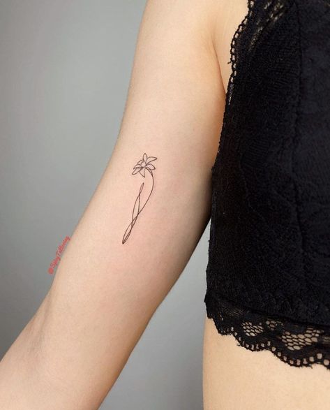 Small Line Art Tattoos Woman, One Line Iris Tattoo, Iris Tattoo Small Simple, Narcissus Flower Tattoo Minimalist, Iris Minimalist Tattoo, Simple Dafodill Tattoo, Single Line Lily Tattoo, Welsh Daffodil Tattoo, Daffodil Tattoo Minimalist