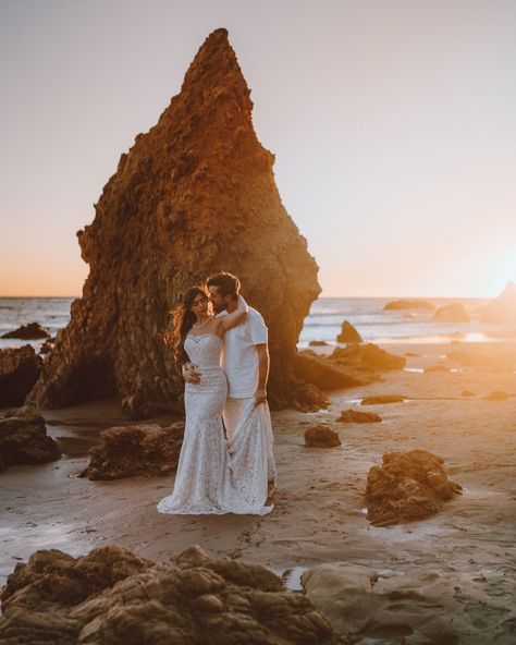 If you are considering a wedding in Malibu California, plan on a wedding photoshoot at El Matador Beach in Malibu. It's one of the best sunset spots in Malibu and perfect for beach wedding photography ideas. | el matador beach malibu | el matador beach photoshoot | el matador beach wedding | el matador state beach photoshoot | malibu wedding photos | malibu wedding photography | beach wedding photography poses couple | beach wedding photography ideas | beach wedding photography poses sunsets 1600 Dress, Pre Wedding Praia, Wtoo Wedding Dress, Matador Beach, Bhldn Bride, El Matador Beach, Wedding Dress Color, Malibu Wedding, Modern Romantic Wedding