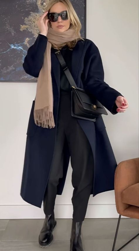 Navy Coat Street Style, Navy Blue Coat Outfit, Navy Coat Outfit, Minimalist Fashion Women, Navy Coat, Winter Fashion Outfits Casual, Coat Outfit, Womens Business Casual, Mode Inspiration