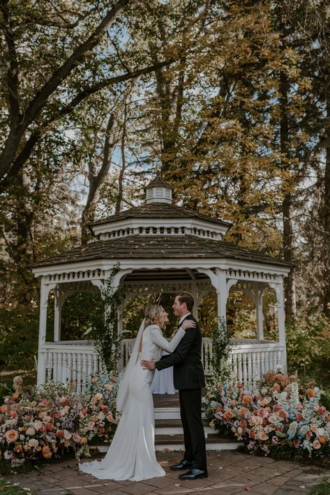 Garden Wedding Gazebo, Decorated Gazebo For Wedding, Glasshouse Wedding Ceremony, Gazebo Ideas Wedding, Gazebo Wedding Pictures, Gazebo Ceremony Decor, Gazebo Floral Wedding, Gazebo Wedding Photos, Wedding Ceremony Gazebo