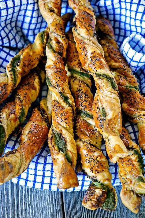 Pesto Bread, Diy Easy Recipes, Best New Recipes, Bread Sticks, Global Cuisine, God Mat, Breadsticks, Aioli, Savory Snacks