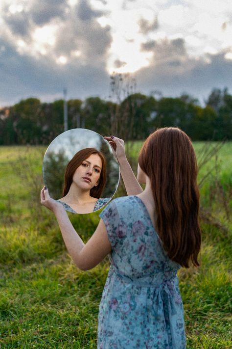 Mirror Field Photoshoot, Photography Mirror Ideas, Photoshoot Ideas With Mirror, Photoshoot With Mirror, Phototography Ideas, Mirror Photography Ideas, Mirror Reflection Photography, Mirror Shoot, Mirror Portrait