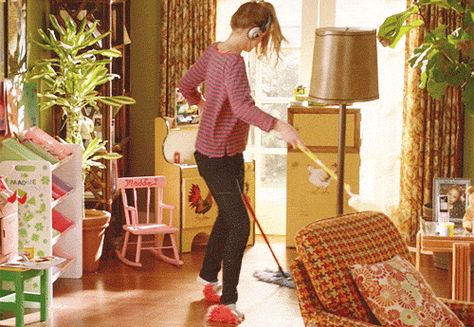 22 Signs You’re An Old Person Trapped In A Young Person’s Body Woman Cleaning, Cleaning Fun, Tidy House, Get Over Your Ex, Clean My House, Lazy Girl, Innovative Ideas, Spring Cleaning, Get Over It