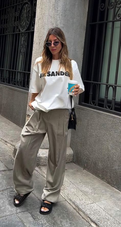 Street Couture, Street Style 2023, Simple Work Outfits, Style Casual Chic, Beige Outfit, Style 2023, Looks Street Style, Modest Clothing, Tshirt Outfits