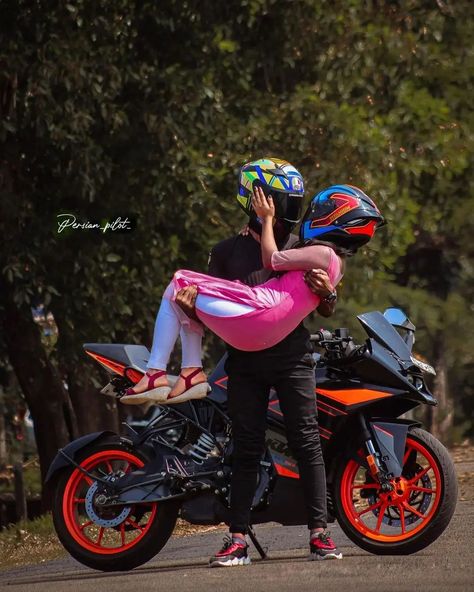 Bike Couples Photography, Bike Couple, College Girl Fashion, Best Couple Pics For Dp, Bike Sketch, Biker Photoshoot, Ninja 300, Biker Love, Bike Pic