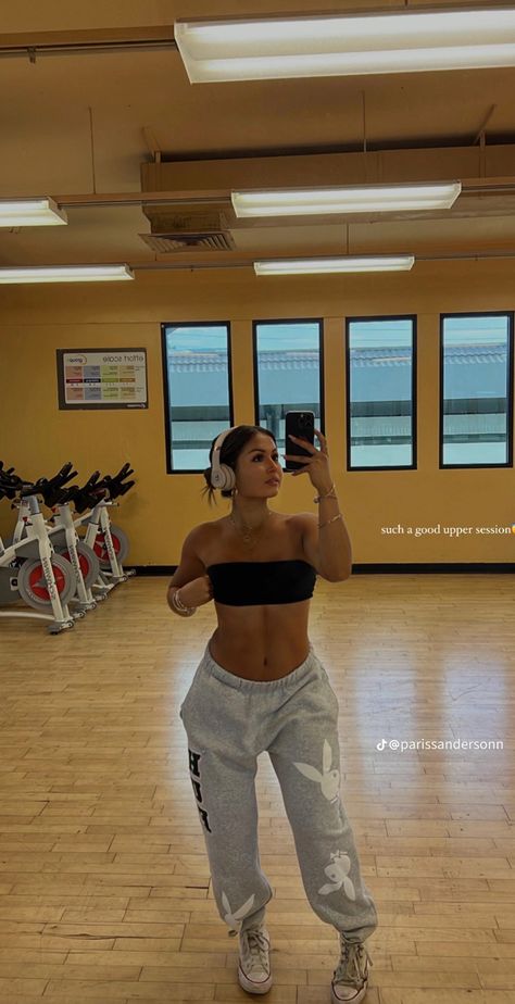 Sweatpants Gym Outfit, Outfits Sweatpants, Gym Vibes, Clothes Board, Working Out Outfits, Girl Sweatpants, Gym Aesthetic, Cute Gym Outfits, Gym Inspo