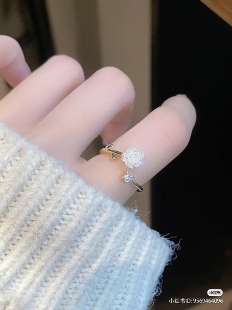 Fakta Virgo, Stylish Jewelry Accessories, Cute Promise Rings, Hand Jewelry Rings, Ethereal Jewelry, Simple Hijab Tutorial, Korean Jewelry, Girly Accessories, Fancy Jewellery