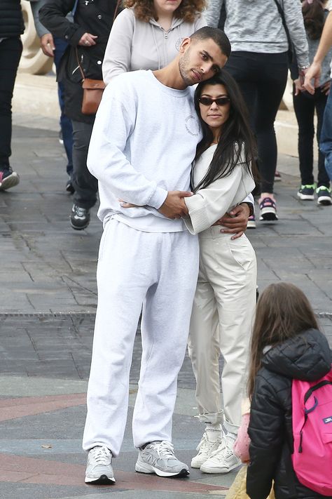 I love kourtneys outfit Kourtney And Younes Style, Kourtney Kardashian Sneakers, Kardashian Disneyland Outfits, Kourtney Younes Fashion, Kourtney Kardashian Disneyland, Kourtney Kardashian Younes Era, Kourtney Kardashian Younes Style, Kourtney Younes, Kourtney And Younes