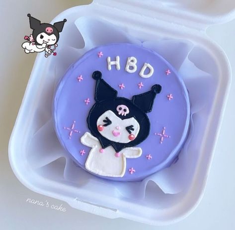 Kuromi Cake Aesthetic, Simple Kuromi Cake, Simple Sanrio Cake, Kuromi Bento Cake, Hello Kitty Mini Cake, Sanrio Bento Cake, Hello Kitty Bento Cake, Kuromi Cake Ideas, Anime Cake Design Birthday