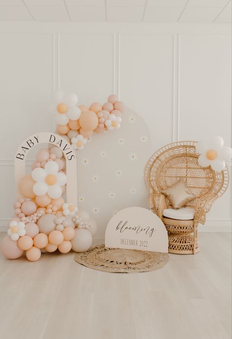 Flower Balloon Baby Shower, Daisy Arch Backdrop, Daisy Photo Backdrop, Neutral Daisy Birthday, Daisy Flower Decor, Daisy Party Backdrop, Daisy Shower Theme, Daisy Backdrop Party Ideas, Simple Floral Baby Shower Ideas