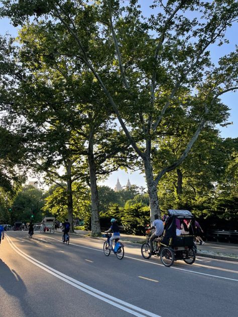 summer walk | central park | hot girl summer | manhattan | photography | horse carriage | bike riding | activities | trendy | new york | city life | parks | ideas | inspiration | inspo | trees | plants | greenery | sunset | skyline | outdoor Free Spirit Outfits, Spirit Outfits, Free Spirit Outfit, New York Central Park, Skyline New York, Inspo Poses, Park Walk, Manhattan City, Summer Walks