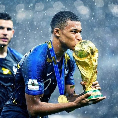 GOLDEN BOY #MBAPPE  @k.mbappe29  #GoldenBoy Kylian Mbappe kissing the World Cup! #congratulations  #France reigned victorious over Croatia nabbing the 2018 #FIFA World Cup title with a final 4-2 score in Sundays final match.  #blacksnobiety #champions #france #worldcup #soccer #love #paris #black #fifa Mbappe Kissing World Cup, World Cup Schedule, World Cup Trophy, World Cup Russia 2018, Football Photography, 2022 Fifa World Cup, Kylian Mbappe, World Cup Final, World Cup 2018