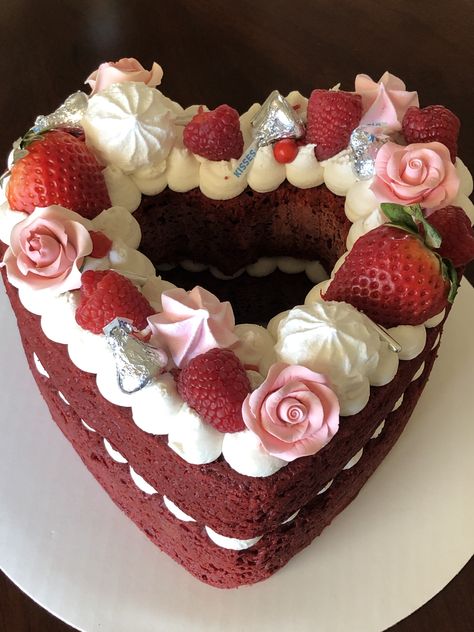 Naked heart cake Heart Stacked Cake, Heart Shaped Cakes Design, Heart Cake Decor, Chocolate Heart Cake Decoration, Naked Heart Cake, Heart Shaped Cakes Valentine's Day, Valentines Day Cake Ideas Heart Shapes, How To Make A Heart Cake, Heart Cake With Strawberries