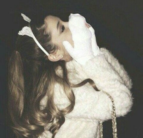 Pinterest | beaniedolans ✧☾ Winter Ariana Grande, Ariana Grande Winter Aesthetic, Ariana Grande 2013 Aesthetic, Ariana Grande Wallpaper Laptop, Tumblr Ariana Grande, Ariana Grande Winter, Ariana Grande Coquette, 2013 Ariana Grande, Coquette Ariana Grande