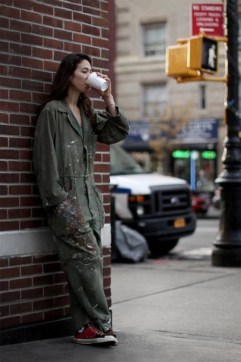 From The Sartorialist. Love this painter's uni-outfit. Painter Outfit, The Sartorialist, Waverly Place, Uni Outfits, Boiler Suit, Style Japonais, Mein Style, 여자 패션, Inspiration Mode