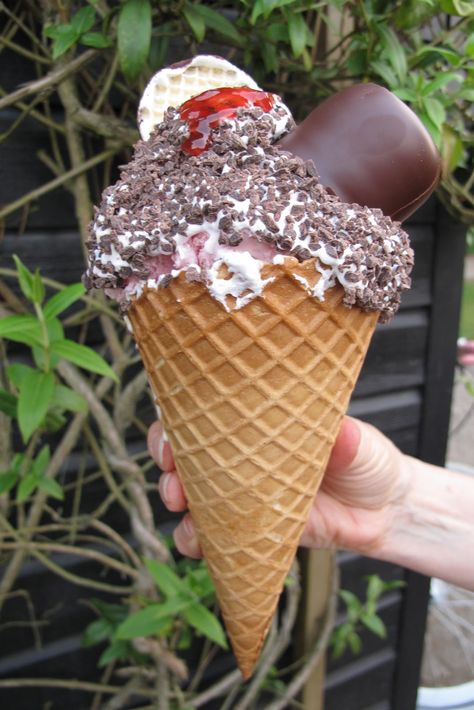 Gammeldags - An icecream cone with icecream, strawberry jam, whip cream and flødeboller. Danish Food, Love Ice Cream, Lactose Intolerant, Milk Shakes, Ice Ice Baby, Köstliche Desserts, Ice Cream Desserts, An Ice Cream, Frozen Treats