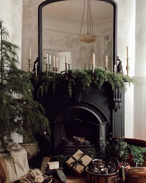 Dark And Moody Christmas Decor, Sophisticated Christmas Decor, Dark Moody Christmas Decor, Mantlepiece Styling, Christmas Decor Ideas For Living Room Cozy, Lisbon Christmas, Christmas Fireplace Decorations, Moody Christmas, Fireplace Christmas