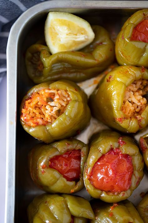 Stuffed Peppers Vegetarian, Stuffed Recipes, Stuffed Vine Leaves, Vegetarian Stuffed Peppers, Green Peppers, A Broom, Lemon Mint, Food Culture, Yellow Onion