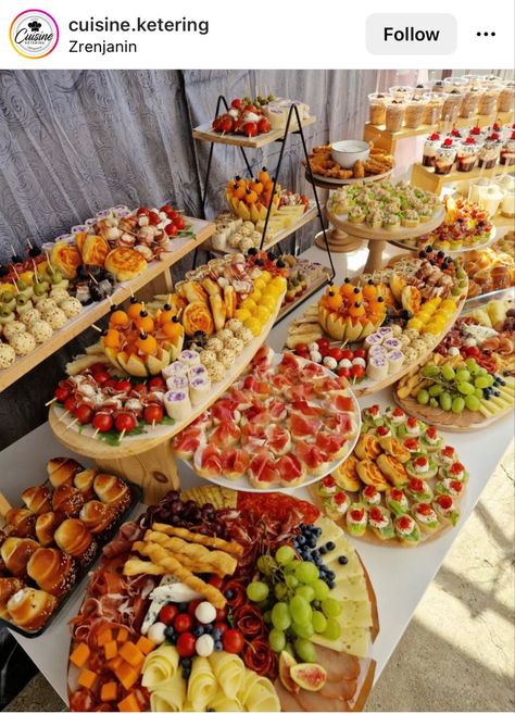 Party Tips And Tricks, Food Set Up, Decorações Com Comidas, Party Food Buffet, Brunch Table, Catering Ideas Food, Party Tips, Party Food Platters, Charcuterie Recipes