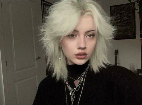 Poofy Hair, Short Grunge Hair, Shaggy Short Hair, Hair Inspiration Short, Hair Tattoos, Shot Hair Styles, Punk Girl, Dye My Hair, Short Hair Haircuts