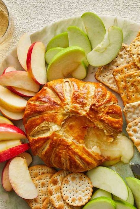 Brie Pastry Appetizer, Baked Brie Recipes Puff Pastry Thanksgiving Appetizers, Baked Brie Appetizer Puff Pastries, Pastry Brie Recipes, Puff Pastry Charcuterie Board, Thanksgiving Baked Brie In Puff Pastry, Brie In Puff Pastry Baked, Brie Puffed Pastry Recipes, Bree Cheese Recipes Puff Pastries