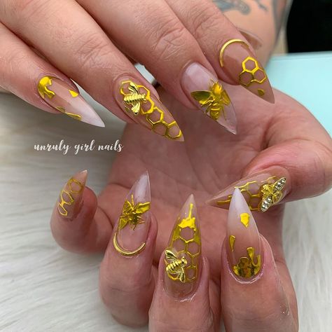 Beehive Nails, Queen Bee Nails Design, Queen Bee Design, Honeybee Nail Design, Beyonce Themed Nails, Bee Hive Nails, Queen Bee Nails, Beyonce Nail Art, Beyoncé Inspired Nails