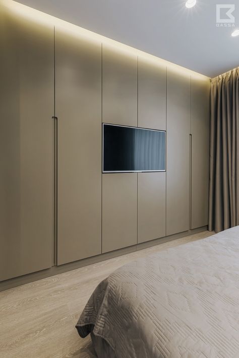 Closet Con Tv, Wardrobe With Tv Unit, Wardrobe Design Bedroom Modern, Wardrobe Laminate Design, Wardrobe Wall, Bedroom Wardrobe Design, Bedroom Built In Wardrobe, Modern Cupboard, Bedroom Cupboards