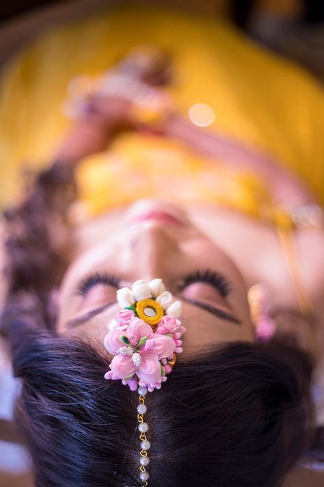 Mehendi Photography Bridal, Haldi Photography Ideas, Haldi Look For Bride, Mehendi Photoshoot, Haldi Poses For Bride, Bride Fashion Photography, Haldi Photoshoot, Haldi Ceremony Outfit, Indian Bride Poses