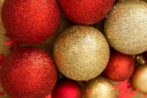 Christmas glitter balls ornaments Christmas Decor Projects, Diy Christmas Projects, Easy Christmas Decor, Ball Lamp, Diy Glitter, Simple Christmas Decor, Christmas Glitter, Ball Lamps, Diy Art Ideas