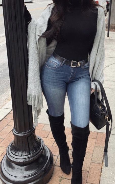 Heeled Boots Outfit Jeans, Black Flat Knee High Boots Outfit, 007 Outfit Women, Elegant Home Outfit, Long Boots With Jeans, Black Boots Jeans Outfit, Date Look Outfits Winter, Knee High Boots Outfit Jeans, Winter Heels Outfit