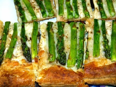 Healthy Easter Brunch, Asparagus Tart Recipes, Gruyere Tart, Asparagus Tart, Asparagus Bacon, Puff Pastry Tart, Cheese Tart, Tarte Fine, Cheese Tarts