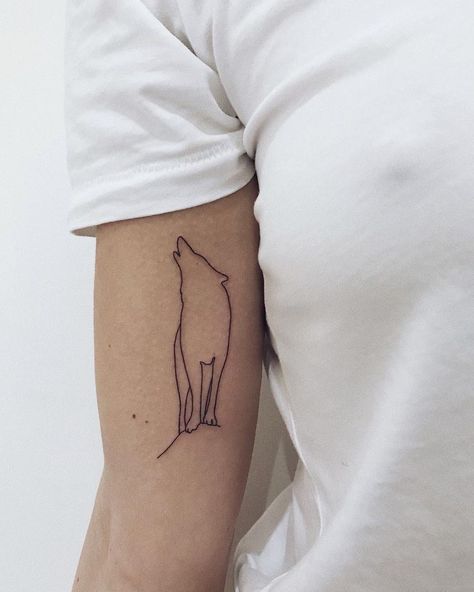 Wolf Face Tattoo, Simple Wolf Tattoo, Geometric Wolf Tattoo, Small Wolf Tattoo, Geometric Wolf, Shape Tattoo, Muster Tattoos, Wolf Tattoo Design, Initial Tattoo