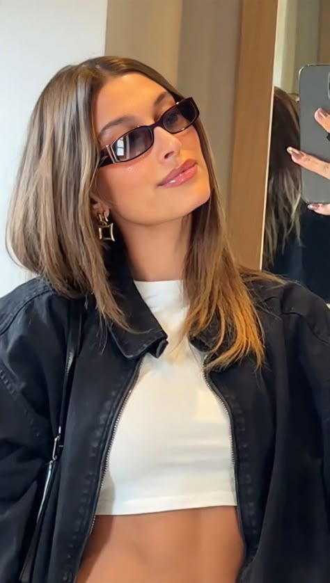 Hailey Baldwin Brunette, Hailey Bieber Dark Blonde, Hailey Bieber Brown Hair With Highlights, Hailey Baldwin Brown Hair, Hailey Bieber Gloss Hair, Hailey Bieber Blonde Vs Brunette, Hailey Bieber Light Brown Hair, Hailey Bieber Hair 2022, Bailey Bieber Hair