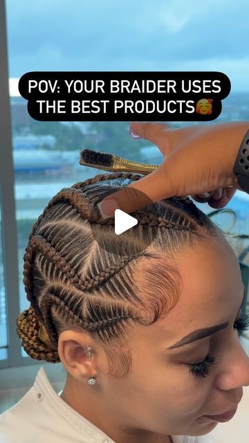 Houston Stitch Braids on Instagram: "TTAYsTouch has so BIG THINGS coming !!

Check out this super cute style

Style : 6 stitch + 2-4 designs 

Always contact me for appointment availability🩷

#houstonhair #houstontxhairstylist #houstonhairstylist #atlhair #atlstitchbraids #houstonstitchbraids #ttaystouch #houstonknotlessbraids #stitchclasses #braidingclasses #onlinestitchclass #1on1stitchclass" Stitch Braids With Color Hair, 4-6 Stitch Braids With Design, 6 Stitch Braids, Stitch Braid, Colored Braids, Stitch Braids, Big Things, Stitch 2, Cute Style