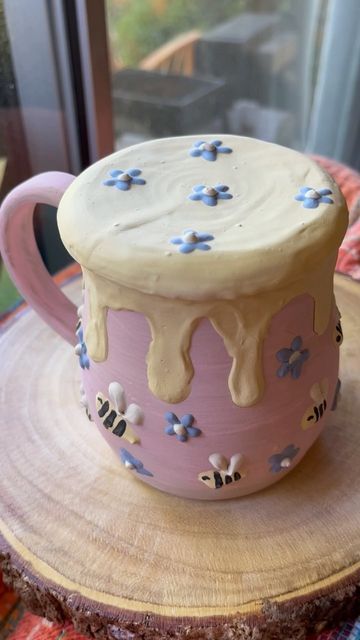 Bee Mug, Diy Pottery Painting, Sculpture Art Clay, Pottery Painting Designs, Pretty Mugs, Painted Pottery, Handmade Cups, Happy Hump Day, Hand Painted Pottery