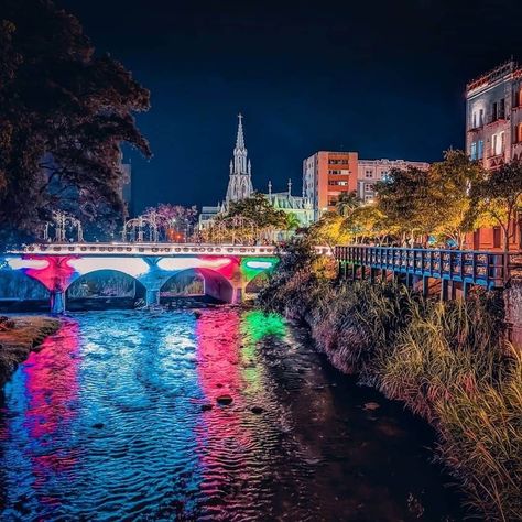 Boulevard del Río, Cali, Colombia 🇨🇴️ . Instagram: https://www.instagram.com/_beautifulcolombia/ Créditos 📸: Eddie Suárez  - @panderito . . . . . . . . #cali #Cali #valle #valledelcauca #valledelcaucacolombia #calicolombia #caleños #vallecaucanos #DeCaliSeHablaBien  #CaliCo #colombia #beautiful #city #lasucursaldelcielo  #beautifulcolombia #colombiahermosa🇨🇴 Arte Aries, Colombia Travel, Cali Colombia, Air Bnb, Beautiful City, Cali, Vision Board, Travel, Quick Saves