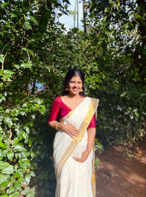 Simple Onam Saree Look, Onam Saree Poses At Home, Simple Onam Look, Onam Saree Aesthetic, South Indian White Saree Look, South Indian Look Simple, Onam Saree Looks, Onam Saree Poses, South Indian Blouse Design