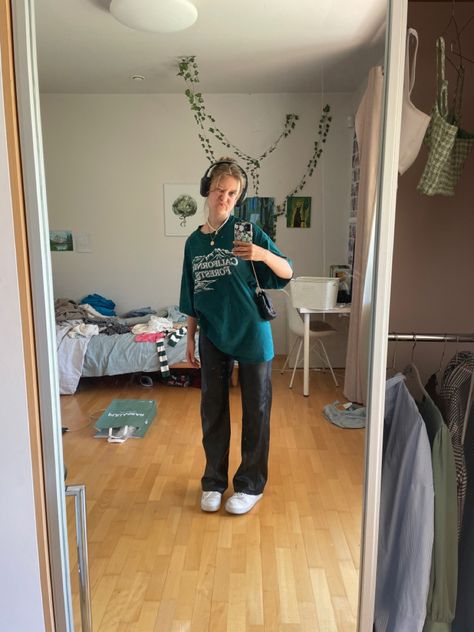 Cute Leather Pants Outfit, Leather Wide Leg Pants Outfit, Green Tshirt Outfit, Leather Wide Leg Pants, Oversize Tshirt Outfits, 2023 Aesthetic, Wide Leg Pants Outfit, Leather Pants Outfit, Tshirt Outfit