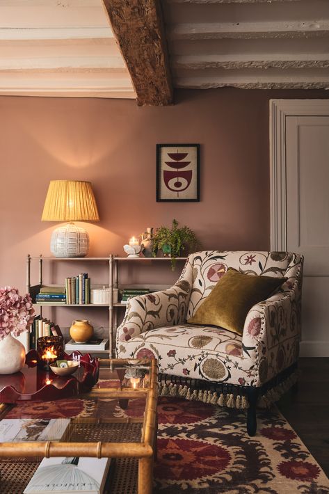 Taupe And Red Living Room, Sitting Room Ideas Color Schemes Warm, Victorian Living Room Paint Color Ideas, Pink Taupe Living Room, Small Cozy Sitting Room, Snug Interior Design, Terracotta Pink Living Room, Traditional Sitting Room Ideas, Rose Colored Room