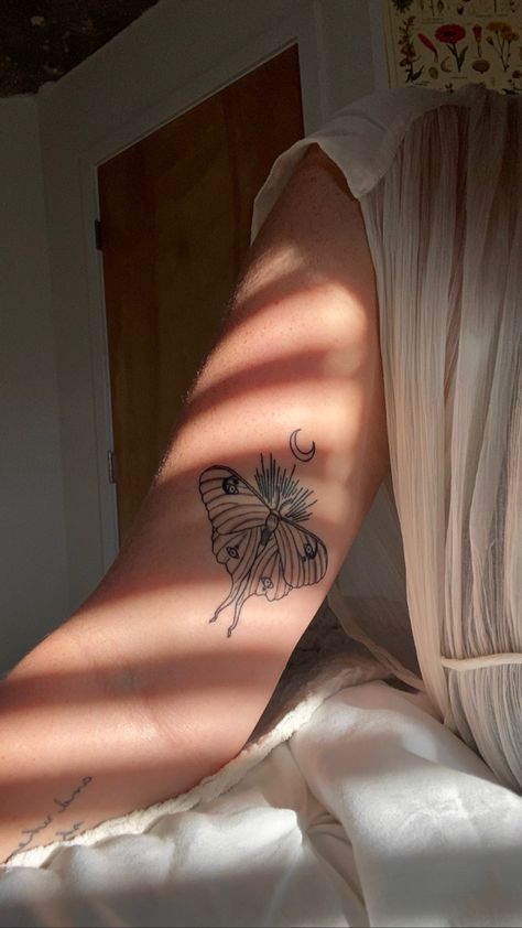 Lunar moth tattoo | butterfly tattoo | minimalist tattoo | moon tattoo Butterfly Tattoo Minimalist, Lunar Moth Tattoo, Moth Tattoo Design, Tattoo Moon, Lunar Moth, Tattoo Butterfly, Tattoo Minimalist, Floral Tattoo Sleeve, Moth Tattoo