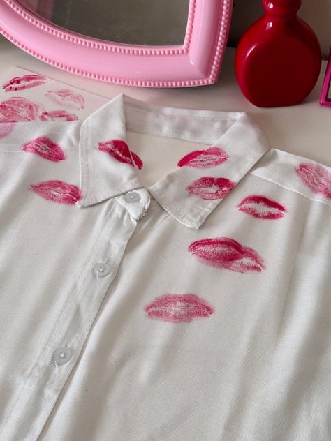 Kiss Shirt Diy, Margiela Kiss Shirt, Casual White Shirt, Diy Storage Rack, Shirt Diy, Couple Selfies, Cute Couple Selfies, Diy Shirt, Couple Shirts