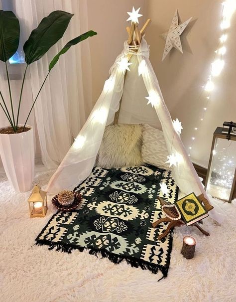 Ramadan Tent Decorations, Namaz Corner Ideas, Ramadan Photoshoot Ideas, Ramdan Decore Ideas, Namaz Corner, Ramadan Corner, Ramadan Tent, Easter Front Porch Decor, Ramadan Table Decor